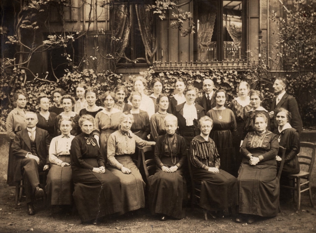 Eine Fotografie der Absolventinnen des Lehrerinnenseminars Kippenberg um 1910.