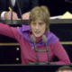 Einzelbild aus dem Film "Die Unbeugsamen". Die Szene zeigt die Grünen-Politikerin Petra Kelly 1983 im Bundestag.