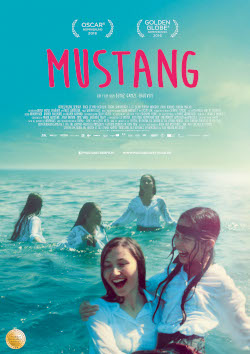 Filmplakat "Mustang". Fünf junge Frauen schwimmen lachend mit Schulkleidung bekleidet im Meer.