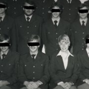 Filmausschnitt von einem Gruppenfoto, auf dem nur eine Frau zu erkennen ist