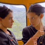 Filmausschnitt von zwei Frauen in einer Gondel
