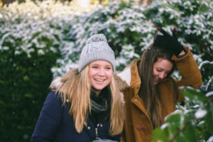 Zwei lachende Frauen auf Winterspaziergang