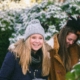 Zwei lachende Frauen auf Winterspaziergang