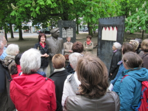 Eine Personengruppe steht am Kaisen-Denkmal