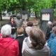 Eine Personengruppe steht am Kaisen-Denkmal